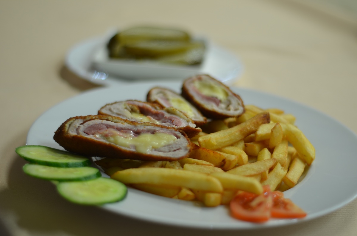 Sajttal-sonkával töltött cordon bleu hasábburgonyával